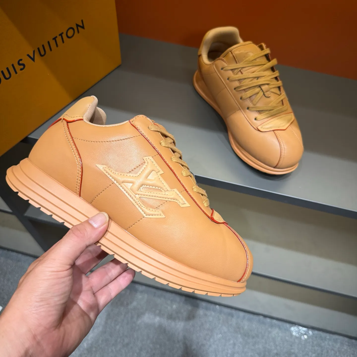 P540 Size 38-45 LV 🫏The colorful interpretation of BUTTERSOFT sneakers combines sheepskin, The colorful interpretation of LV BUTTERSOFT sneakers combines sheepskin and calfskin, bringing a super soft feel. Designed by Pharrell Williams, this '60s-inspired shoe features a padded upper that's been crafted by Louis Vuitton craftsmen to further enhance the comfort of the leather. In addition to the LV initials, it features multiple signatures, including natural leather trim and an embossed pattern of Pharrell Williams and lobster on the side, referencing the Fall/Winter 2025 men’s show. A must-have artifact for fashionistas✅